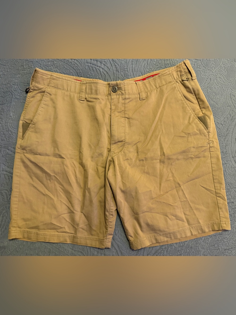 Under Armour Men's Flat Front Chino Shorts in Khaki size 40